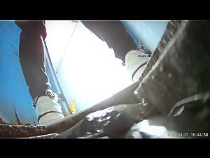 商场蓝门女厕全景偷拍药店女员工的肥鲍就像两根大肥肠