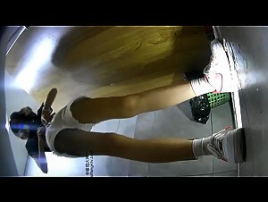 酒吧女厕全景偷拍长发红唇美女 肥逼黑黑长长的穴毛