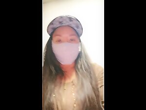 最真实的厕拍，真有这种骚女躲在公共厕所直播给狼友偷拍隔壁女人上厕所啊，自己摸逼逼尿尿给狼友看精彩刺激