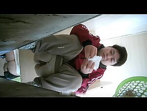 九月最新流出厕拍 沟厕新作  绝顶视角 多逼同框临场感是十足其中几个妹子颜值不错