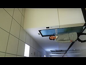 单位女厕全景偷拍美女同事的极品美鲍鱼