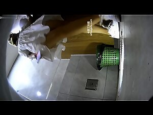 潜入酒吧女厕偷拍 白裙美女 黑骚逼 尿压高非常冲