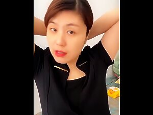黑丝大奶人妻 老公不在家 边干家务边赚快钱 展示丰腴的身材