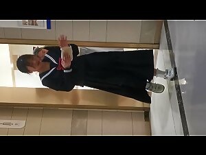 商场女厕全景偷拍两位洛丽塔妹纸的小嫩鲍