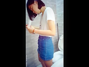 精品厕拍 野狼TP系列被男朋友抛弃了躲在厕所偷偷哭泣的妹子