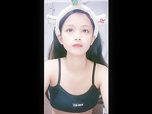 班上女生借校园贷逾期没钱还被迫跑去做黄播,这么漂亮可惜了,附带生活照