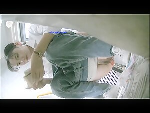 学院女厕近距离全景偷拍牛仔裤美女 来姨妈流的满屁股红