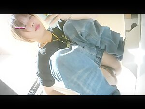 商场女厕隔板下偷拍牛仔裤美女圆鼓鼓的馒头 一条细逼缝