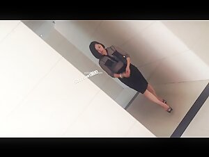 办公楼女厕全景偷拍超性感高跟鱼嘴美艳少妇 人美B黑烂丝瓜