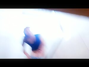 厕拍妹子低头趴着看了好几次终于确认有人在拍她B,都顾不得擦站起来捂着大喊有流氓