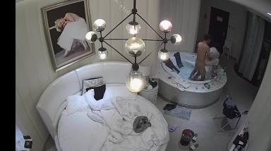 【360水滴TP】白色浴缸房偷拍小伙浴缸上狂操完事女主顾着玩手机没到几分钟又开搞第二炮