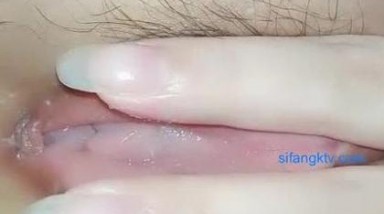 可爱的萝莉 19岁的在校大一学生妹，首次下海还很青涩，美被干过还是个处女 真正的一线天，用三个字来形容就是 嫩嫩嫩