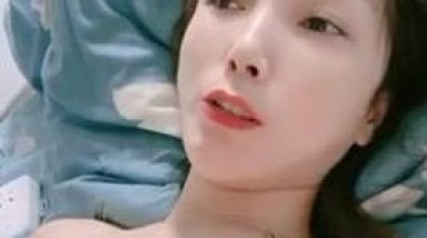 眉心带痣的极致美少妇，在卧室里面小夫妻啪啪做爱，第一视角拍摄对白刺激