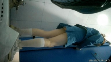 2021最新精选收集女厕冒死偷拍高颜值女神，逼嫩人美白丝小腿袜