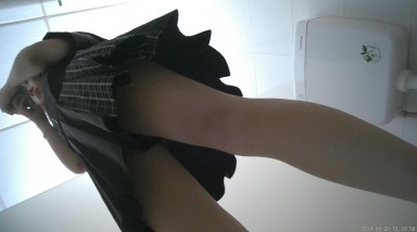 2021最新精选收集女厕冒死偷拍高颜值女神，逼嫩人美自拍jk（下）