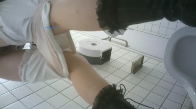 2021最新精选收集女厕冒死偷拍高颜值女神，逼嫩人美黑眼镜萌妹 (1)