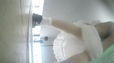 2021最新精选收集女厕冒死偷拍高颜值女神，逼嫩人美浅蓝lolita