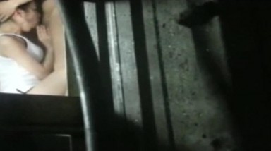 窗外冒死偷拍出租房小情侣饥渴做爱 纹身女友无套骑乘疯狂扭动 顶操内射用纸擦一下 没少射啊 高清720P原版