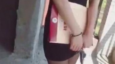 内心非常骚的黑丝销售美女带客户看房，客户说和他啪啪了，就卖房。结果美女答应