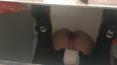 作死大神偷拍宝妈上厕所,还把人家换下来的卫生巾收藏起来,还在宝妈背后说我这里有一根你的阴毛