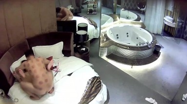 【360破解】颜值在线  年轻小夫妻，媳妇姿势威猛，老公也不赖，一顿操作、口爆吃精液，被骂了，对白清晰！