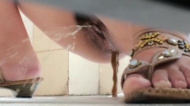 潜入单位女厕 近距离偷拍金鞋热裤美女 极品一线B