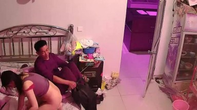 黑客破解家庭网络摄像头监控偷拍早上下班回来的老公鞋也不脱干刚睡醒的媳妇这斜插式应该很爽吧