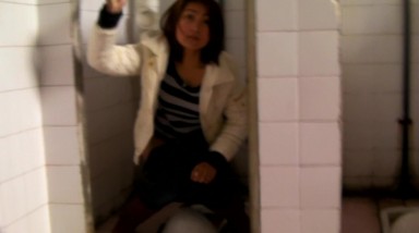 小洞偷窥美女尿尿被发现 好凶啊！拎起棍子就开砸