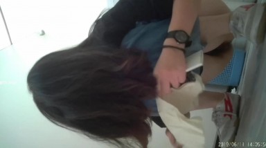 2021精品厕拍前后景❤️最新电子厂流出正面全景几个玩手机的高颜值美女尿尿