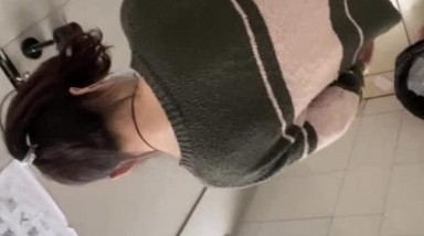 【重磅福利】牛逼厕拍大神震撼贴B特写公共女厕TP 还敢拍露脸镜头 犹如在现场观看一样 超刺激 (23)