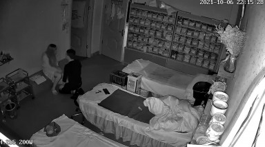 黑客破解【稀缺摄像头】美容院老板娘质疑小男友出轨吵架男友下跪道歉，一番骗哄后又被操