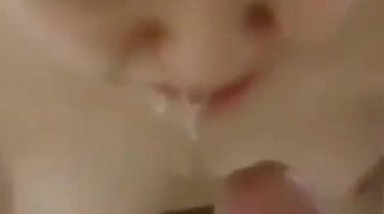 弄了个猝不及防 不许吐掉啊 妹子第一次吃精表情表现的淋漓尽致 期待 又有一丢丢害怕 太可爱了