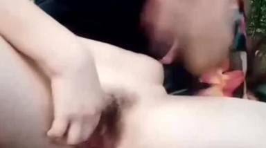 姐妹俩约炮小帅哥到小树林3P野战，姐妹俩肉太嫩了招惹蚊子零零后妹妹的逼又小又嫩