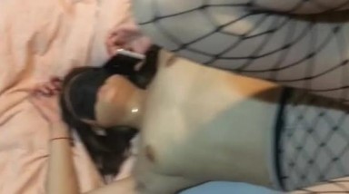 骚婊子和同事偷情，接着男友电话，被察觉出异样，忽悠过去：‘吃辣条辣的，你什么时候回来啊，我在家等你好不好’！