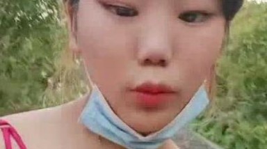 风骚女友激情户外全程露脸与小哥激情啪啪，口交大鸡巴真空裙子撩起来让小哥爆草抽插，射在大屁股上不要错过