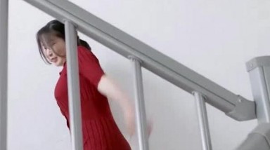 韩国健身美女【jena】，穿搭时髦达人，青花瓷 高跟鞋 ，发出的‘嗒嗒嗒’走路声，完美身材，楼道刺激露出！