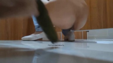 五星级变态偷拍牛人 连拍几个妹子竟然伸手去接妹子的便便偷走,妹子拉到一半回头看的时候,发现便便凭空消失吓坏了