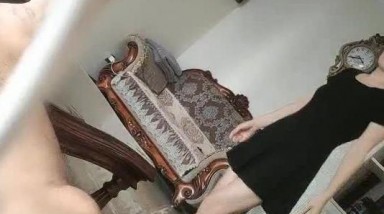 【清纯少妇致命诱惑】，秋日午后，良家夫妻居家性爱，阳台边惊现四脚兽，楼下路人有眼福了，肤白人浪尤物