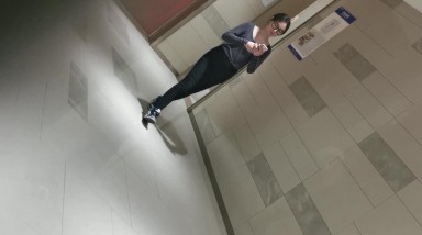 女厕偷拍万达广场尾随一身休闲穿搭眼镜小女神,娇嫩紧窄的肉洞还没有开发