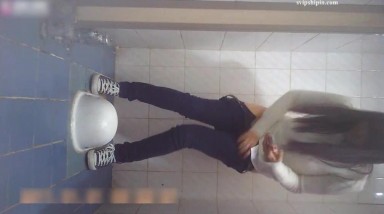 高质量女厕偷拍【百里挑一】终于拍到一个无敌清纯的女孩，还有无敌大长腿妹子