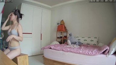 高质量家庭监控偷拍，摄像头的位置太对了，对着他们的床，身材很劲爆的年轻少妇，性欲极强，光看她的身子就能勃起