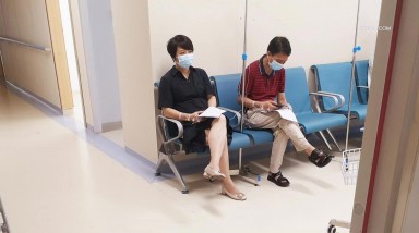 最新医院偷窥提着吊瓶上厕所韵味少妇嘘嘘 逼毛茂密 鲍鱼鲍鱼 高清原档