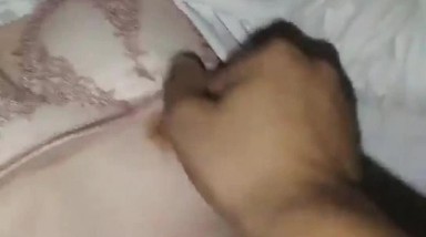 《牛人 分享》推特大神为证明自己原创把一起出差的白嫩美足小表妹给办了灌她酒迷糊中强上妹子呢喃说不要