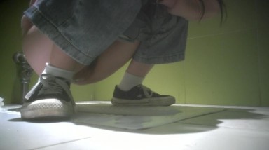 商场女厕偷拍 看电影刚出的小美女的闺蜜