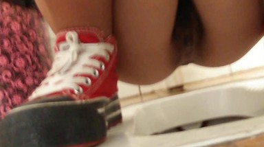 被发现6顶级福利资源厕拍圈内牛人大胆闯入女厕拍妹子方便时强拍脸强摸逼被发现翻车系列全是名场面