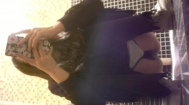 餐厅女厕偷拍 阔腿裤少妇的小黑B