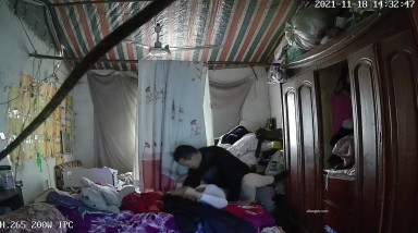 Hackers hacked the home webcam to secretly film a migrant worker who lives in a simple and shabby house with a strong sexual desire and has sex with his wife at noon    