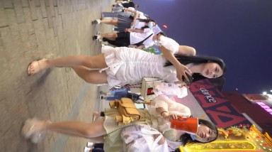 偷拍牛人步行街尾随偷拍修长美腿白色连衣裙美女下面内裤前后透明能清晰的看到里面的黑毛逼逼1080P高清