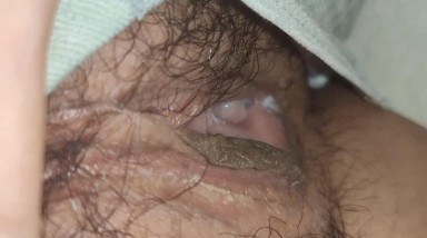 邪恶的渣男 趁大二女友睡着了 脱了她的内裤拨开粉嫩的鲍鱼分享给好兄弟