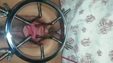 45岁老婆约外国炮友鸡巴太大怕插不进去，先扩张一下，这下大骚逼看得一清二楚了！